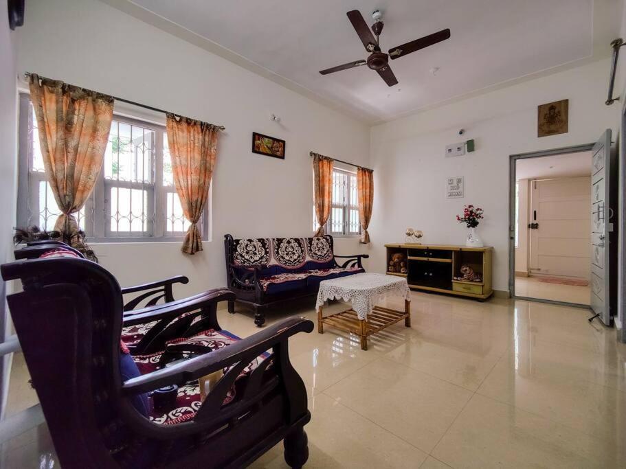 Comfy 2-Bedroom House In Sanjaynagar, Bengaluru מראה חיצוני תמונה