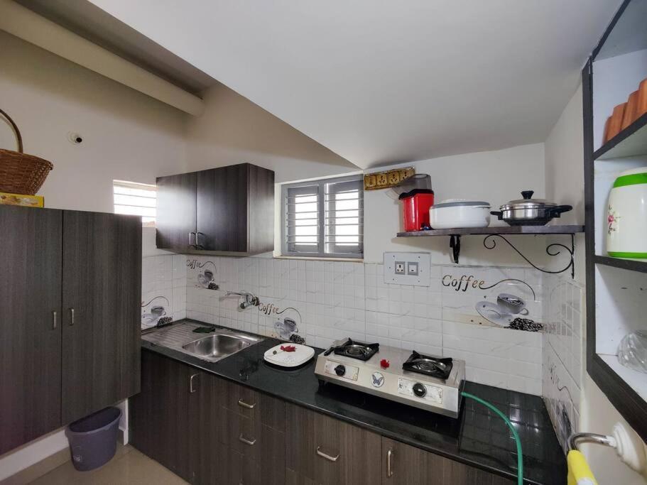 Comfy 2-Bedroom House In Sanjaynagar, Bengaluru מראה חיצוני תמונה